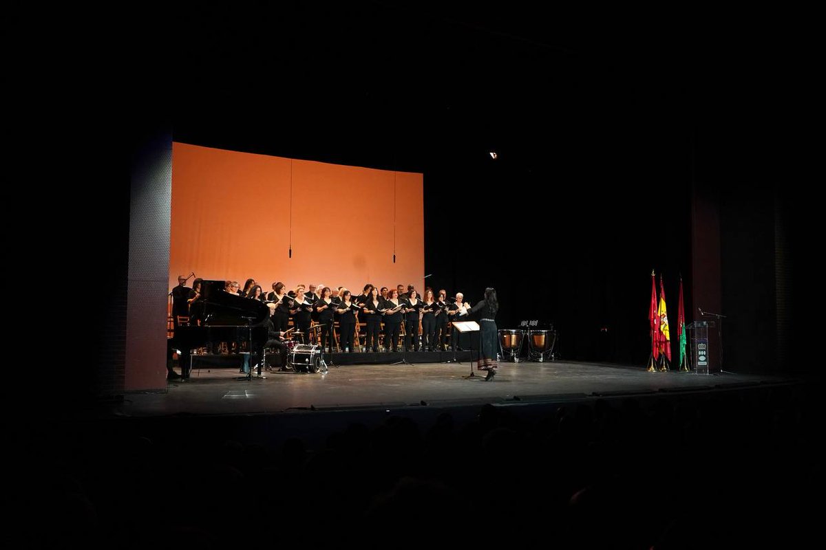 Celebramos el Concierto de la Constitución de la mano de la Coral y la Orquesta Municipal.

Homenajear la Constitución es recordar que los derechos y libertades que hoy disfrutamos no cayeron del cielo: fueron conquistados por nuestros abuelos y abuelas. Defendamos su lucha.