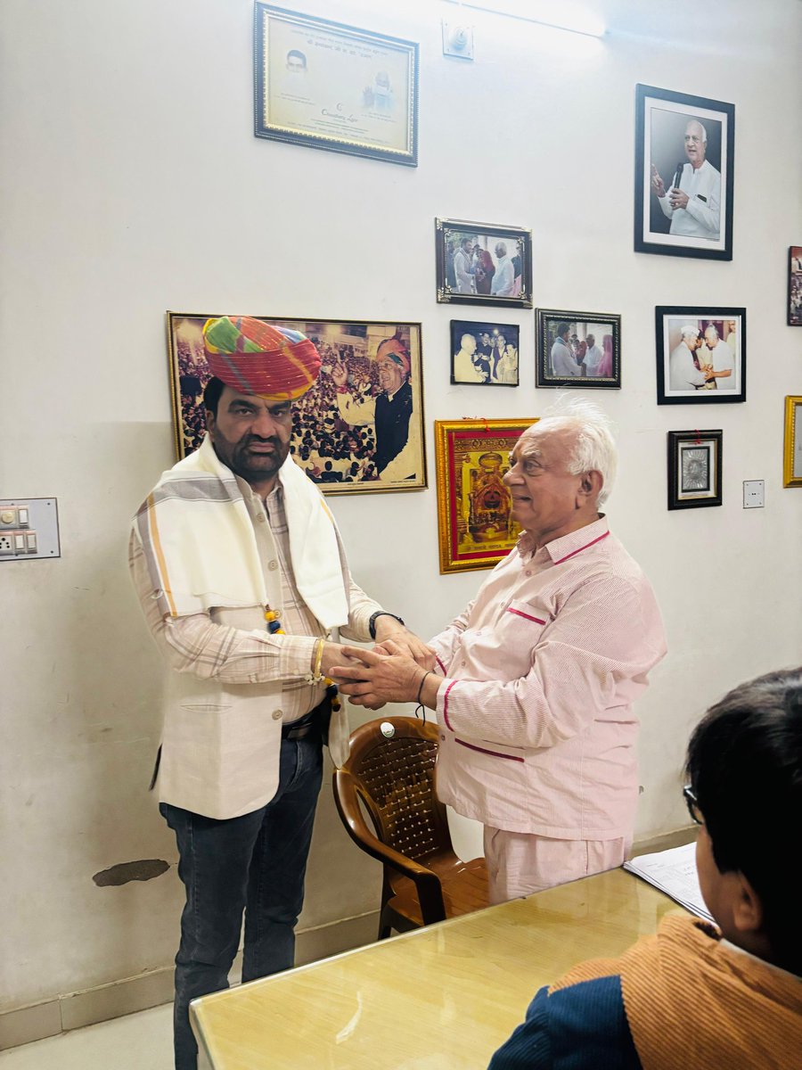 hanumanbeniwal's tweet image. कल शाम पाली दौरे के दौरान श्री भीमराज जी भाटी (विधायक) के आवास पर गया,श्री भीमराज जी ने और उनके परिजनों ने आत्मीय स्वागत किया,इस अवसर पर उनसे और उनके परिजनों तथा उपस्थित लोगों से विभिन्न सामाजिक विषयों पर संवाद हुआ |