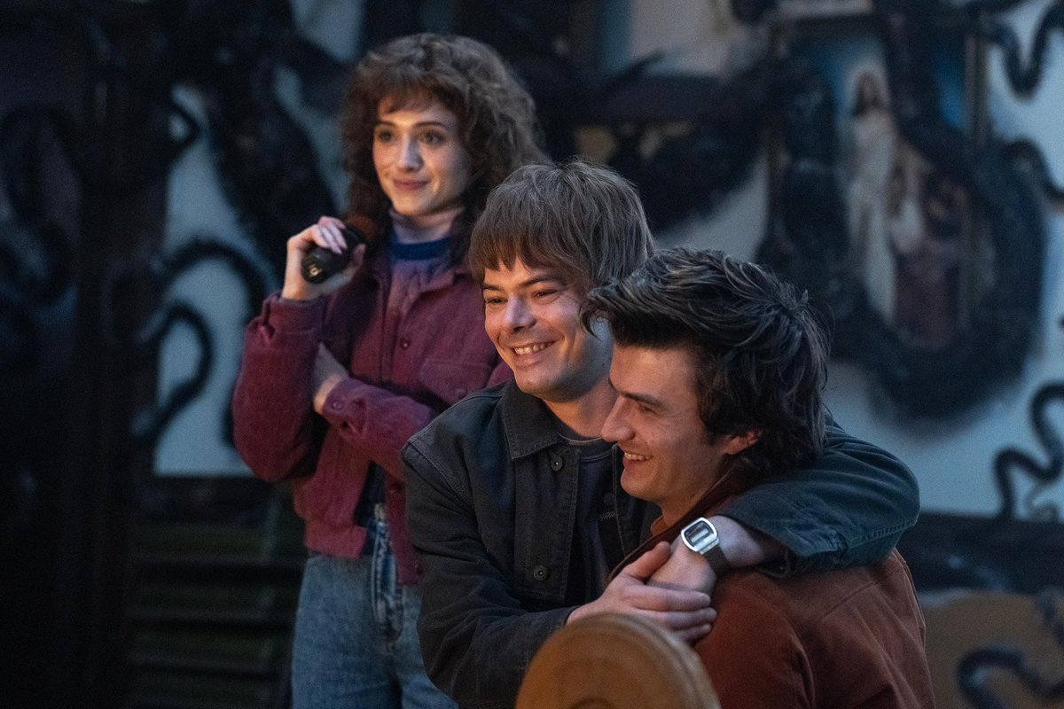 A new photo of Joe Keery, Charlie Heaton &amp; Natalia Dyer on the set of ‘STRANGER THINGS 5’

📸: <a href="/netflix/">Netflix</a>