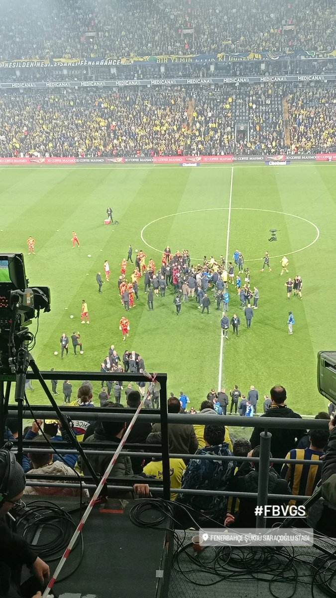 Fenerbahçe - Galatasaray derbisi başlamadan kavga başladı. Kısa süreli de olsa iki taraf birbirine girdi. #FBvGS #derbi