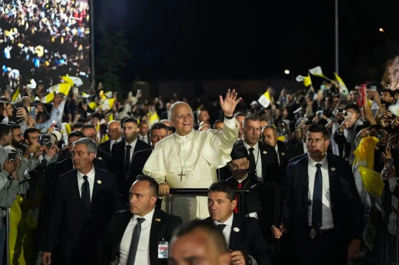 LOrientLeJour's tweet photo. 📸 #EnImage | Le pape arrivant à Bkerké, salué par une foule brandissant les drapeaux du Liban et du Vatican.
Photo @Moe_Yassn / L'Orient-Le Jour
Suivez notre direct ici : https://t.co/5gVSGDm5N3 https://t.co/A8seSvAhOW