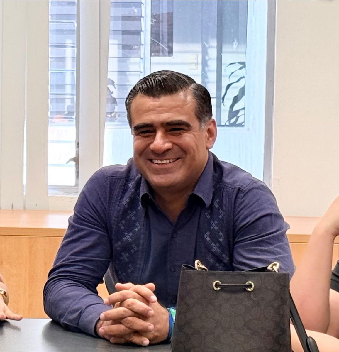 En esta temporada fortalecemos a nuestros comercios locales.
Tuvimos una reunión de trabajo con la presidenta de Canaco Servytur Colima, Gabriela Gómez Brun, para seguir impulsando a las y los comerciantes y generar más oportunidades para todas y todos.
#OtroColimaPorTi