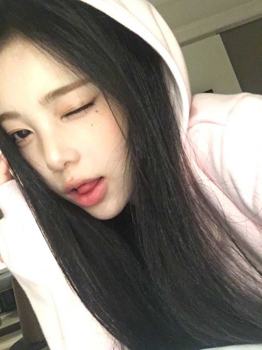 ianpicts's tweet image. ian weverse update