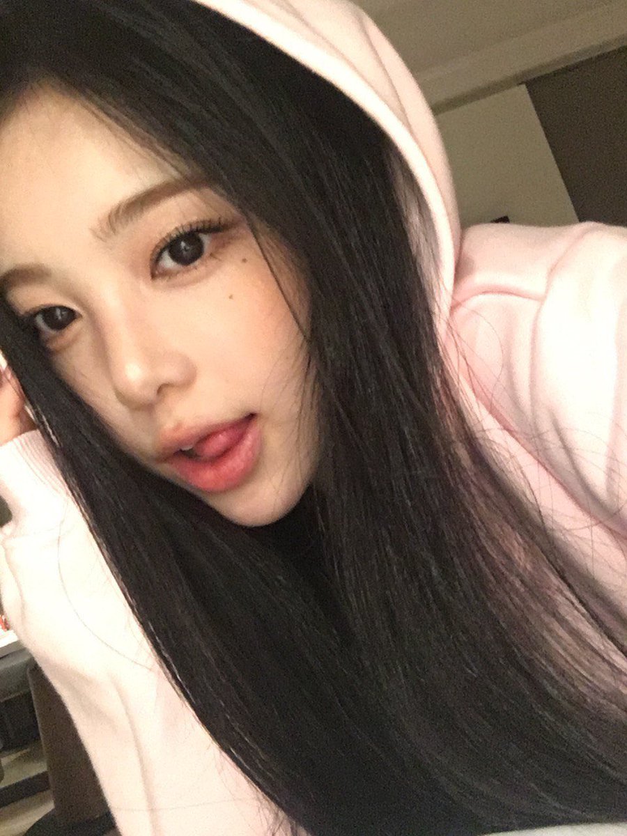 ianpicts's tweet image. ian weverse update