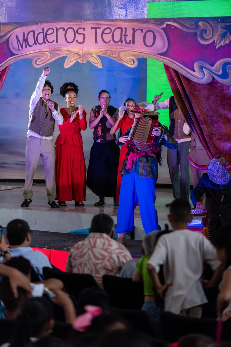 La conmemoración abrió el telón con la obra de teatro ‘Cantora’, una puesta en escena que nos llevó a viajar por las raíces del Cesar entre danzas, cuentos y versos. 

En este marco, se reafirma la defensa de nuestra tradición. La tarea prioritaria sigue siendo consolidar el Plan