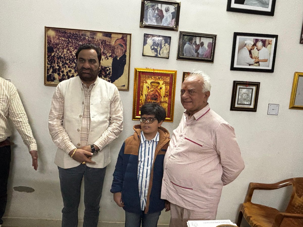 hanumanbeniwal's tweet image. कल शाम पाली दौरे के दौरान श्री भीमराज जी भाटी (विधायक) के आवास पर गया,श्री भीमराज जी ने और उनके परिजनों ने आत्मीय स्वागत किया,इस अवसर पर उनसे और उनके परिजनों तथा उपस्थित लोगों से विभिन्न सामाजिक विषयों पर संवाद हुआ |