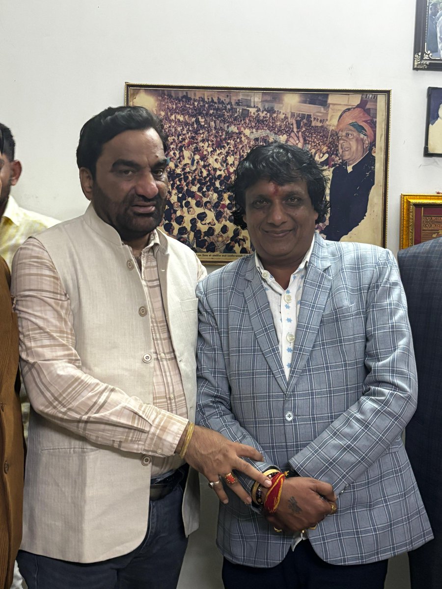 hanumanbeniwal's tweet image. कल शाम पाली दौरे के दौरान श्री भीमराज जी भाटी (विधायक) के आवास पर गया,श्री भीमराज जी ने और उनके परिजनों ने आत्मीय स्वागत किया,इस अवसर पर उनसे और उनके परिजनों तथा उपस्थित लोगों से विभिन्न सामाजिक विषयों पर संवाद हुआ |