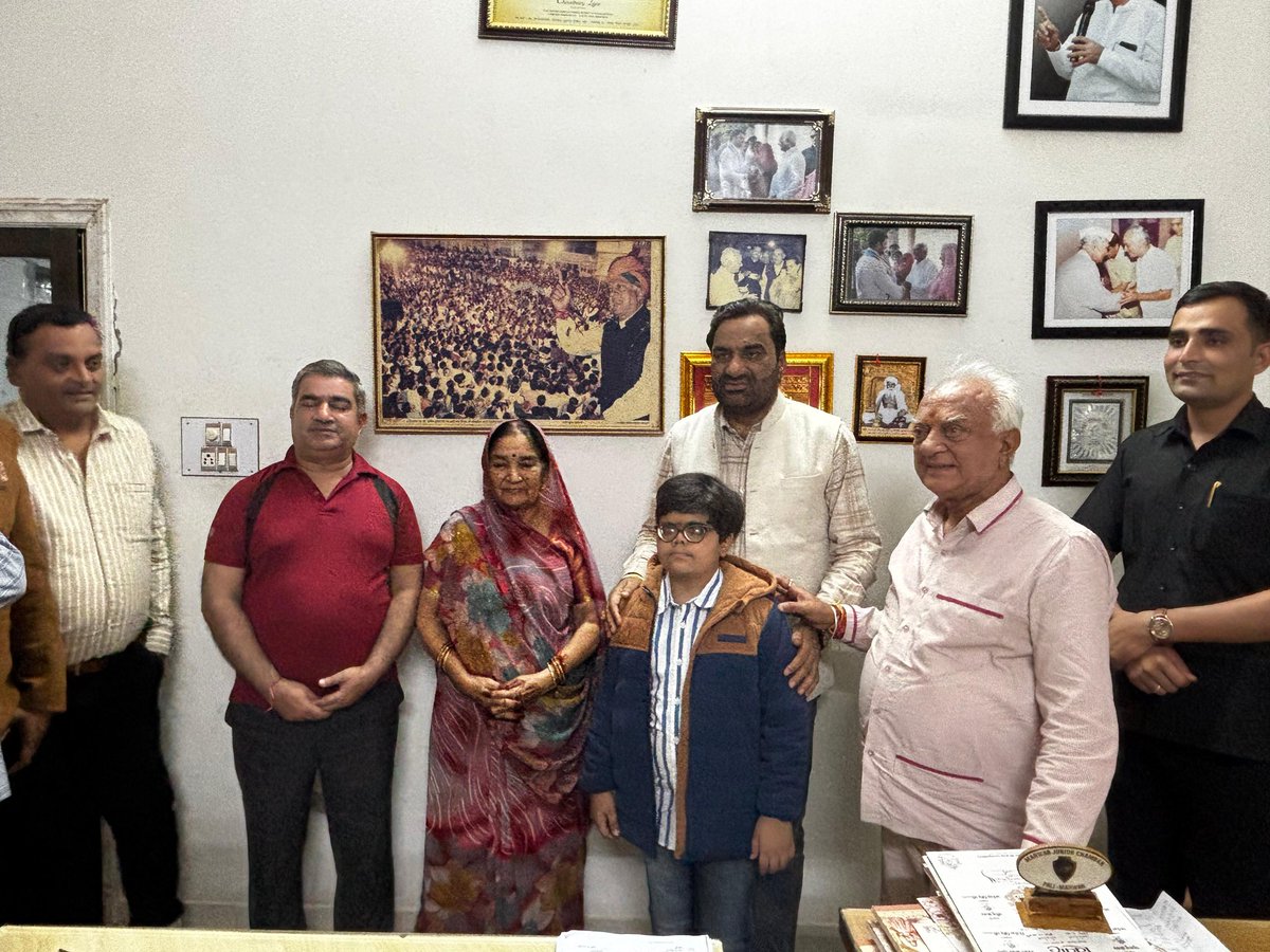 hanumanbeniwal's tweet image. कल शाम पाली दौरे के दौरान श्री भीमराज जी भाटी (विधायक) के आवास पर गया,श्री भीमराज जी ने और उनके परिजनों ने आत्मीय स्वागत किया,इस अवसर पर उनसे और उनके परिजनों तथा उपस्थित लोगों से विभिन्न सामाजिक विषयों पर संवाद हुआ |