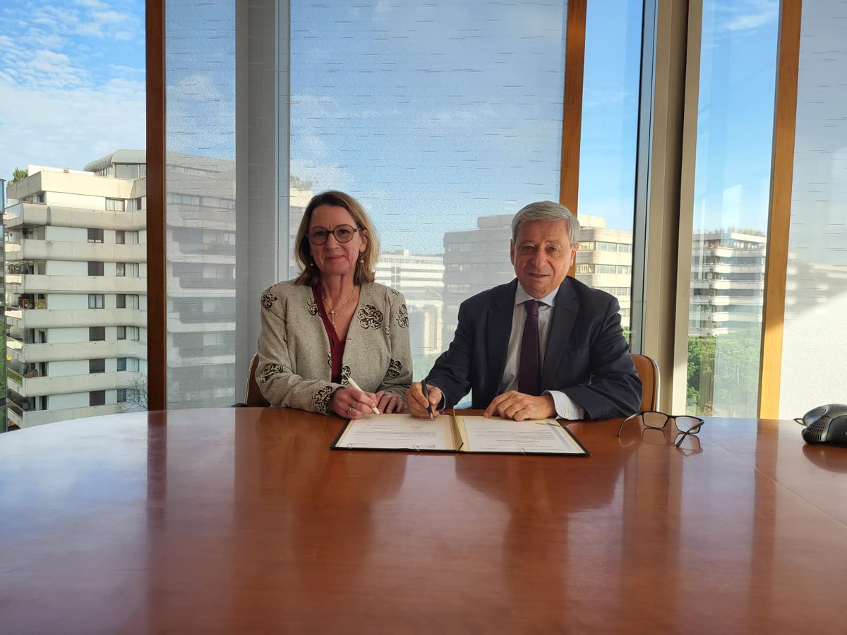 PrefAquitaine33's tweet photo. #PriseDeFonction đ«đ· | AgnĂšs MOTTET a pris officiellement ses fonctions de sous-prĂ©fĂšte de lâarrondissement de Blaye, ce lundi 1er dĂ©cembre et a dĂ©posĂ© une gerbe au pied du Monument aux Morts Ă #Blaye. https://t.co/GYtLNQEHbe