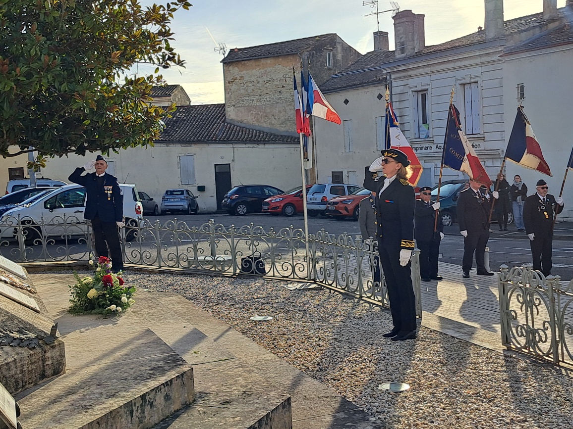 PrefAquitaine33's tweet photo. #PriseDeFonction đ«đ· | AgnĂšs MOTTET a pris officiellement ses fonctions de sous-prĂ©fĂšte de lâarrondissement de Blaye, ce lundi 1er dĂ©cembre et a dĂ©posĂ© une gerbe au pied du Monument aux Morts Ă #Blaye. https://t.co/GYtLNQEHbe