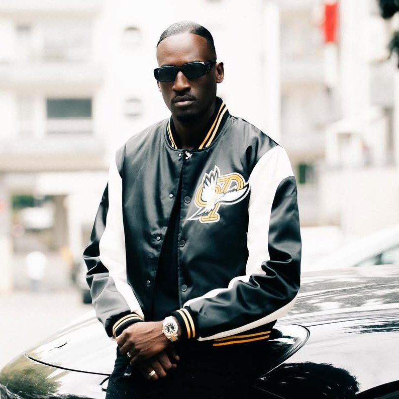 midiminuit__'s tweet image. 🚨​ 2 MÈTRES annonce la sortie de son NOUVEAU PROJET : « 𝗡𝗢𝗨𝗩𝗘𝗟𝗟𝗘 𝗘́𝗚𝗘𝗥𝗜𝗘 » !

Avec :
▫️​ GRADUR
▫️​ NIAKS
▫️​ HEUSS L'ENFOIRÉ
▫️​ MOUS-K

📅​ Vendredi