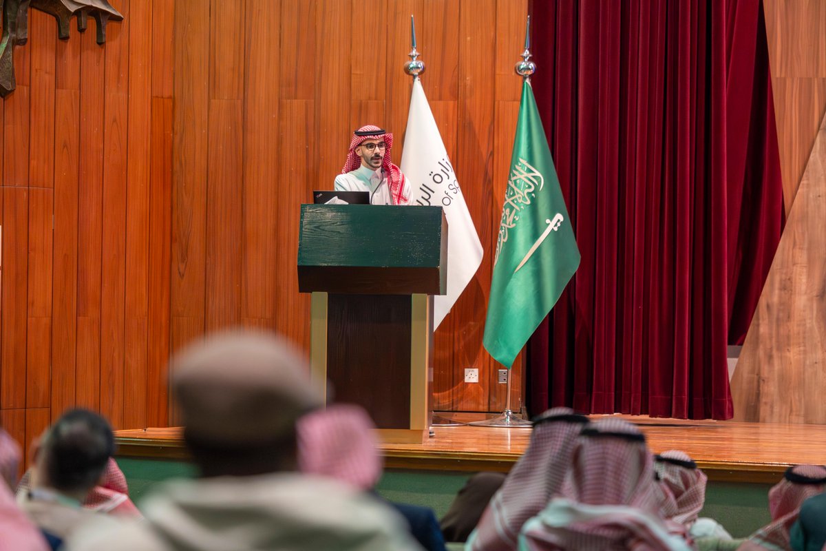 mosgovsa's tweet photo. وزارة الرياضة بالتعاون مع @McitGovSa تطلقان المرحلة الثالثة من برنامج تسريع تبني التقنيات الناشئة في القطاع الرياضي، وذلك بحضور وكيل التحول الرقمي المهندس خالد الغليقة.

يهدف البرنامج إلى:
• ربط تحديات القطاع بحلول تقنية مبتكرة 💡
• الإسهام في تطوير التجربة الرياضية ✨
• تعزيز التحول الرقمي عبر تبني تقنيات حديثة 🖥️