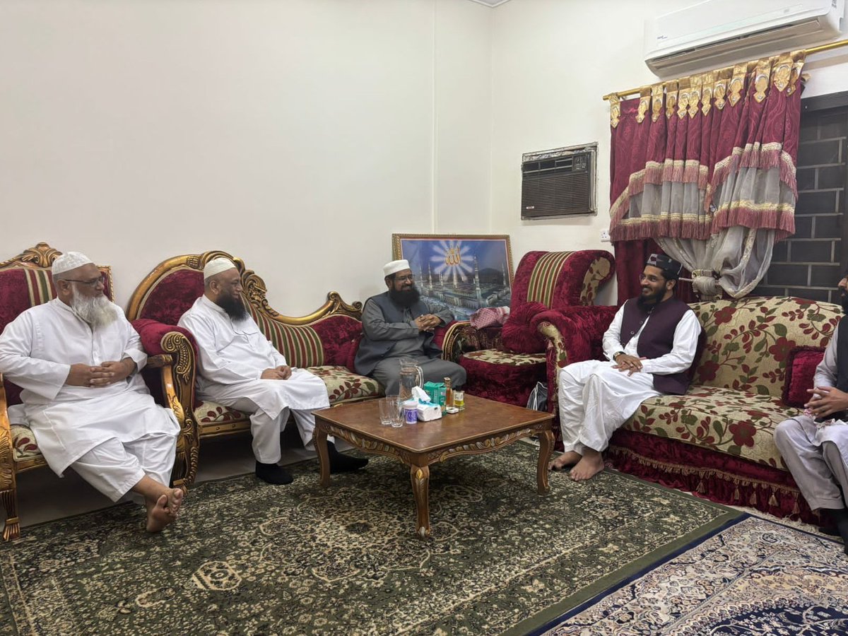 moavia_official's tweet photo. مدینہ منورہ، مولانا فضل الرحمن خلیل صاحب سے ملاقات 
#madinah https://t.co/uggPSZEVXM