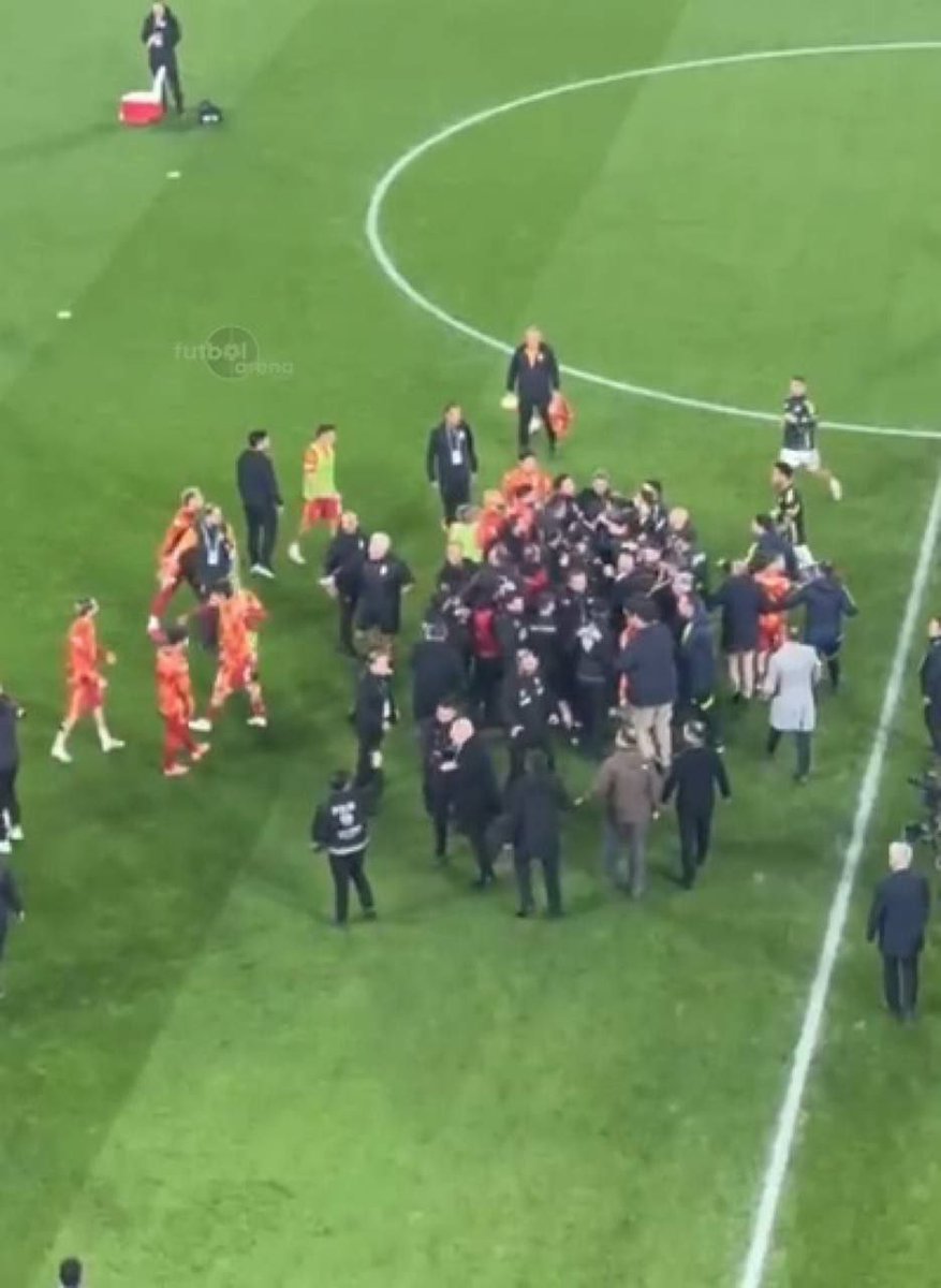 Derbi öncesi kavga çıktı.

#FBvsGS