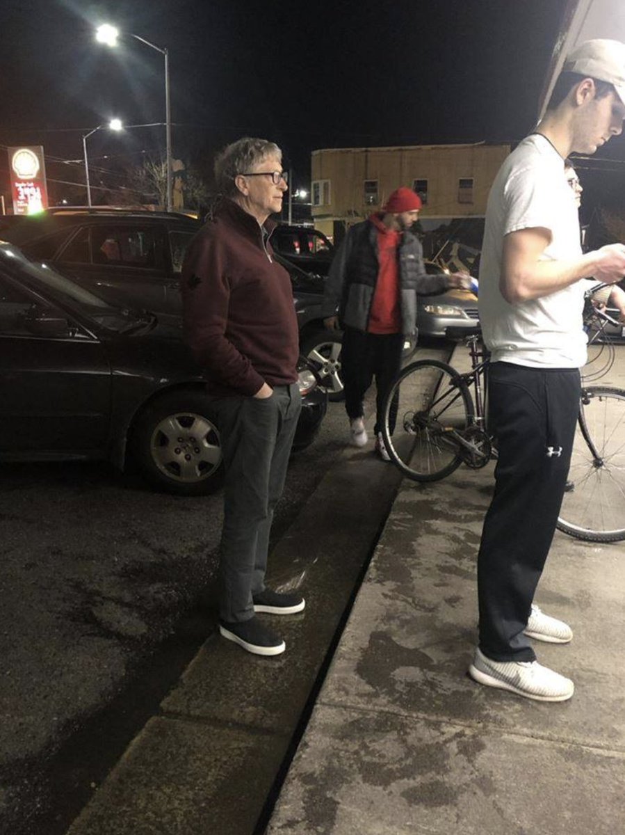 tibo_maker's tweet image. the guy earning billions $$

vs

the guy spending billions $$