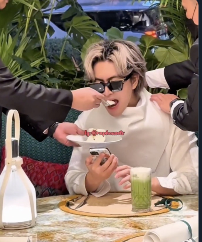 tibo_maker's tweet image. the guy earning billions $$

vs

the guy spending billions $$