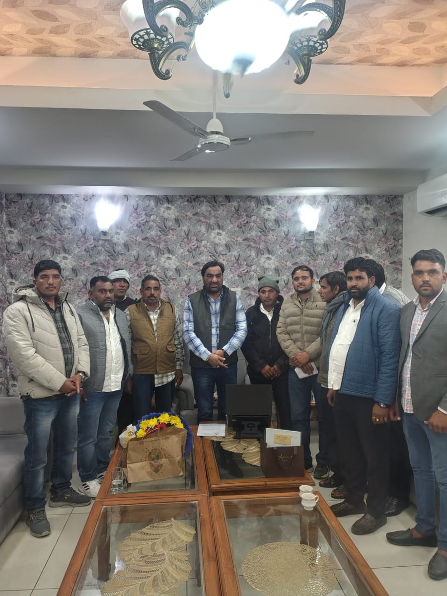 hanumanbeniwal's tweet image. रूस-युक्रेन युद्ध मे फंसे 61 भारतीयों को रिहा करवाने की मांग को लेकर वहां  फंसे हुए नागरिकों के परिजनों ने आज दिल्ली स्थित जंतर- मंतर पर तीसरी बार धरना प्रदर्शन करके भारत सरकार का ध्यान आकर्षित किया और दिल्ली स्थित आवास पर मुझसे भी मुलाकात की | मेरी भारत सरकार से मांग है कि…