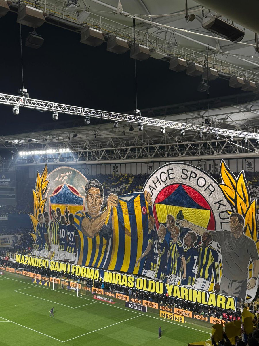 SportsDigitale's tweet photo. 🪧Fenerbahçe tribünleri:

“Mazindeki şanlı forma, miras oldu yarınlara.”

📸 @selinnkocaturkk https://t.co/PU63HBV7Jk