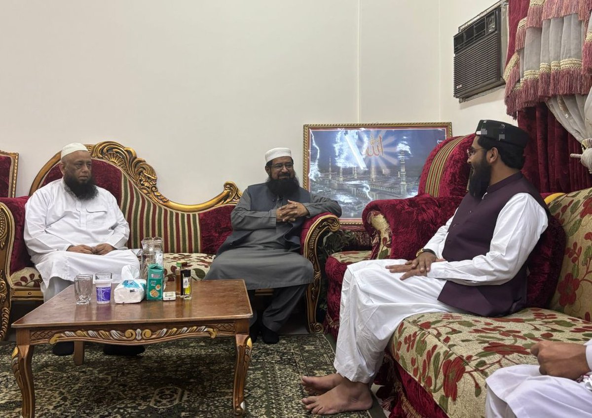 moavia_official's tweet photo. مدینہ منورہ، مولانا فضل الرحمن خلیل صاحب سے ملاقات 
#madinah https://t.co/uggPSZEVXM