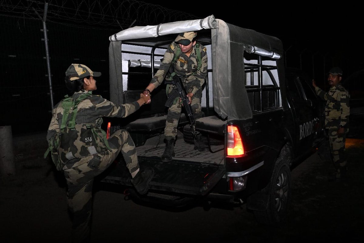 BSF_Rajasthan's tweet image. &quot;𝐎𝐧 𝐭𝐡𝐞 𝐟𝐫𝐨𝐧𝐭𝐢𝐞𝐫 𝐨𝐟 𝐜𝐨𝐮𝐫𝐚𝐠𝐞, 𝐚 𝐡𝐚𝐧𝐝
𝐨𝐟𝐟𝐞𝐫𝐞𝐝 𝐢𝐬 𝐚 𝐩𝐫𝐨𝐦𝐢𝐬𝐞— 𝐭𝐨𝐠𝐞𝐭𝐡𝐞𝐫,
𝐭𝐡𝐞𝐲 𝐫𝐢𝐬𝐞 𝐭𝐨 𝐬𝐚𝐟𝐞𝐠𝐮𝐚𝐫𝐝 𝐭𝐡𝐞 𝐧𝐚𝐭𝐢𝐨𝐧.&quot;

#𝐁𝐒𝐅𝐑𝐚𝐣𝐚𝐬𝐭𝐡𝐚𝐧
#𝐅𝐢𝐫𝐬𝐭𝐋𝐢𝐧𝐞𝐨𝐟𝐃𝐞𝐟𝐞𝐧𝐜𝐞