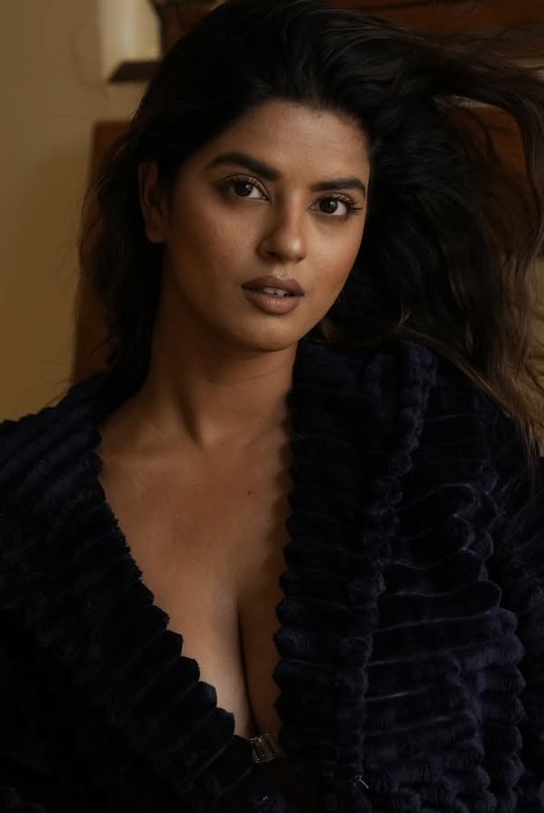 G7GSovcbgAoQSq5?format=jpg&name=900x900