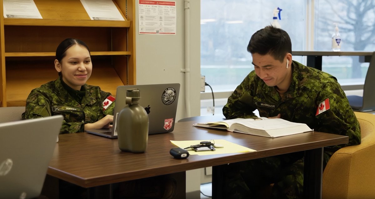 ForcesCanada's tweet image. Le Prog. d’initiation au leadership à l’intention des Autochtones au CMR:

- Salaire selon le grade/droits de scolarité gratuits
- Expérience d’élève-officier·ère
- Renforcent l’identité autochtone/compétences en leadership
 
Fais ta demande d’ici février: forces.ca/fr/programmes-…