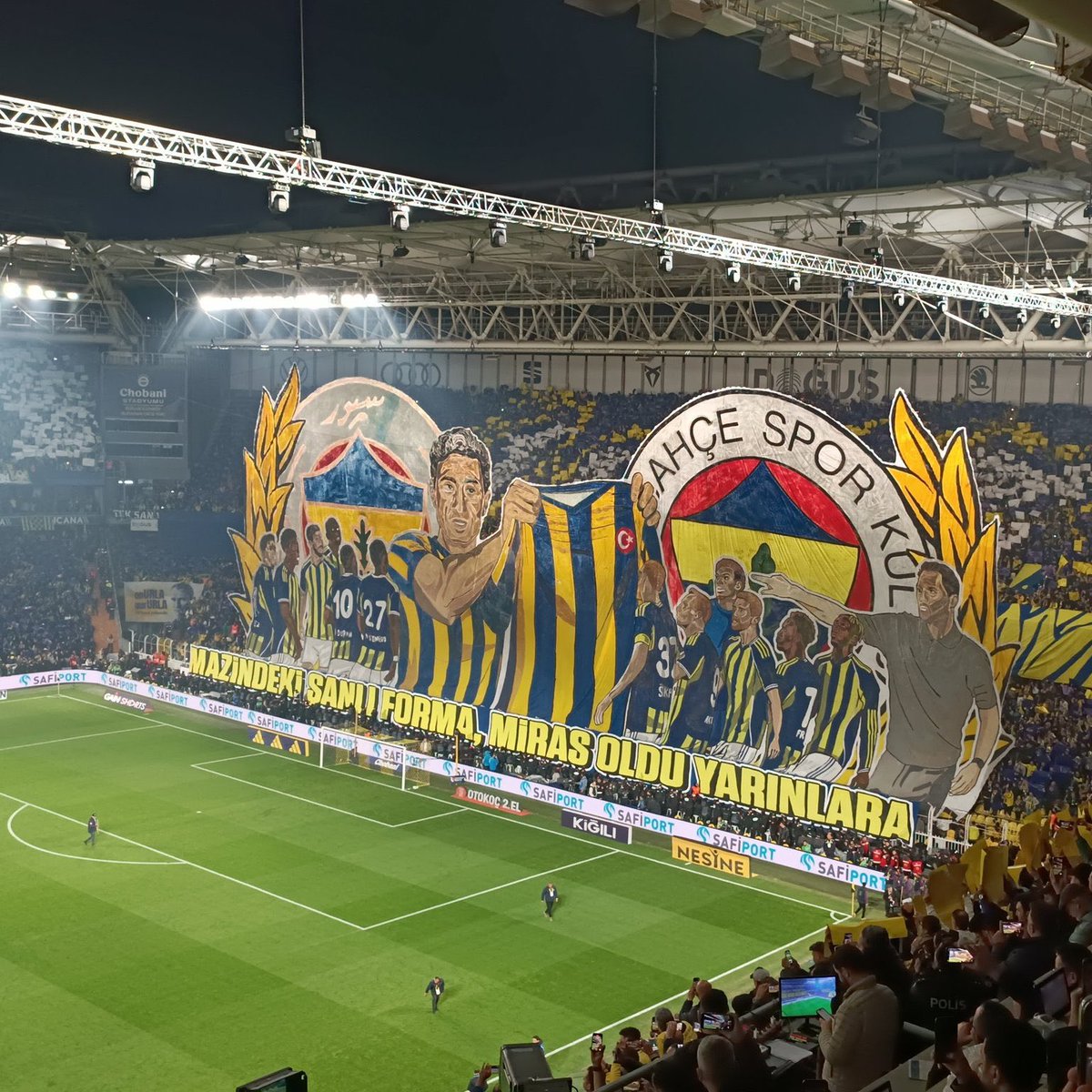 siyahsancakx's tweet photo. 🔵 Fenerbahçe taraftarının derbiye özel koreografisi;

"Mazindeki Şanlı Forma Miras Oldu Yarınlara" https://t.co/ou6KitwsUn