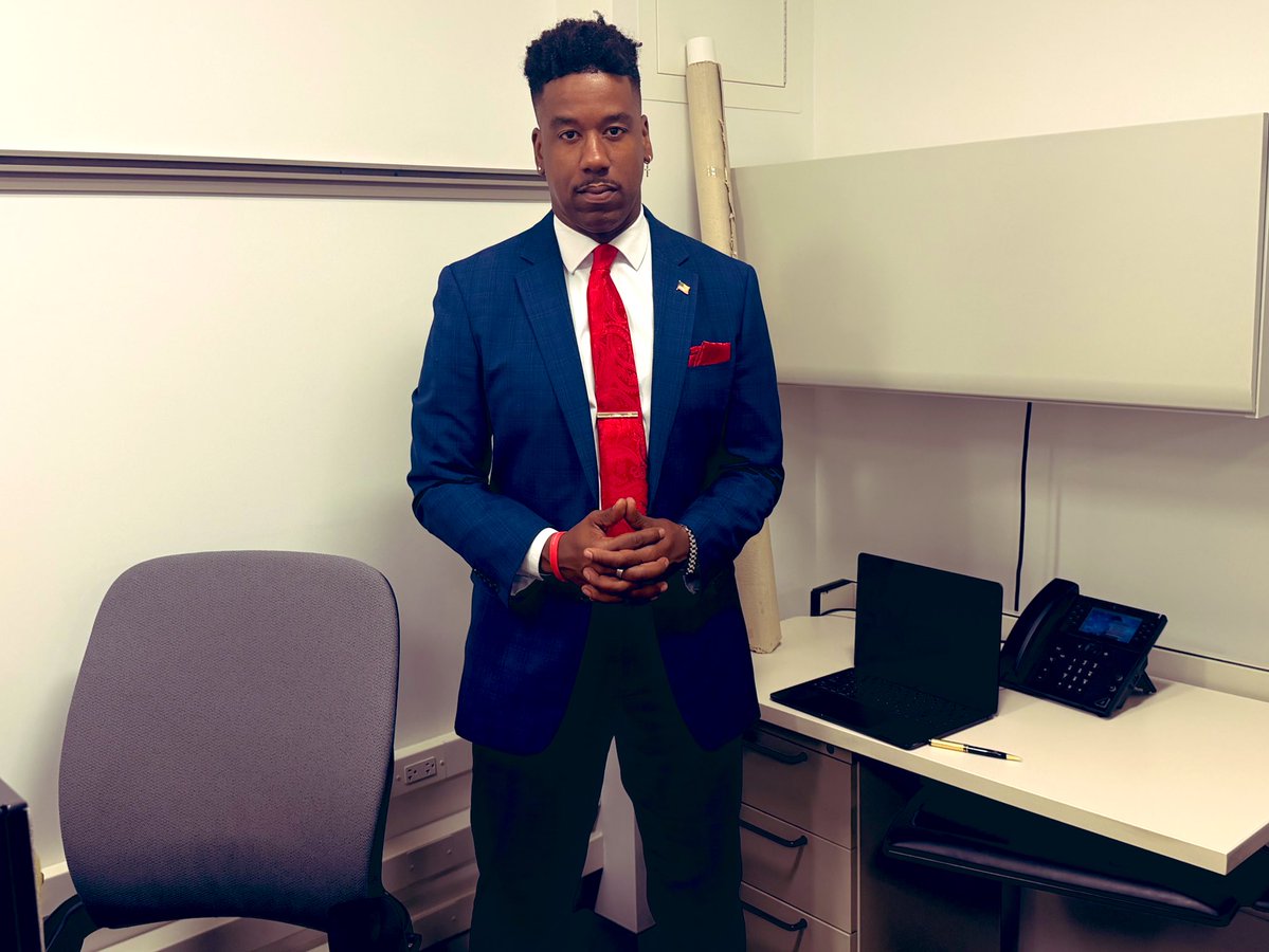 RCMaxw3ll's tweet image. The Pentagon cubicle that used to belong to @DanLamothe is now mine.

Out with the propagandists and hacks.

In with the truth tellers who love America.