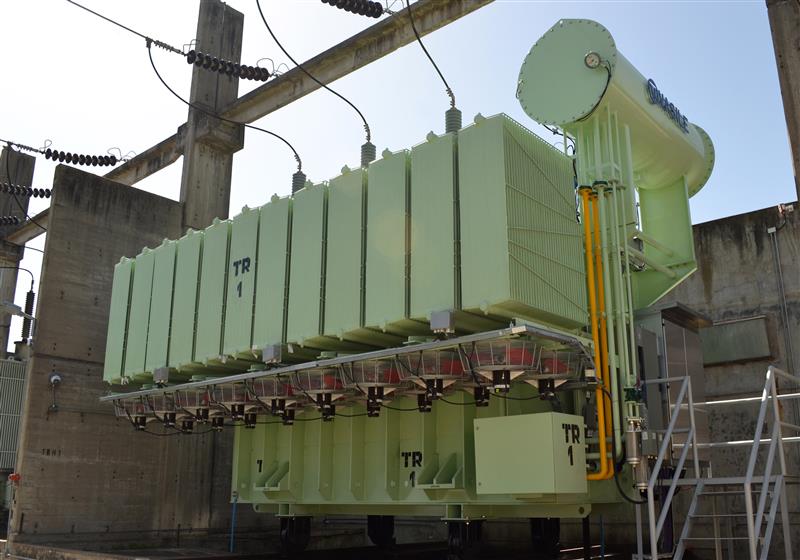 🔧 Obras en tu barrio.

Estamos ampliando la subestación Bancalari para fortalecer la red eléctrica. Reemplazamos un transformador existente por uno de 80 MVA, que duplica la capacidad anterior y nos permite acompañar el crecimiento de más de 50 mil clientes en Don Torcuato, El