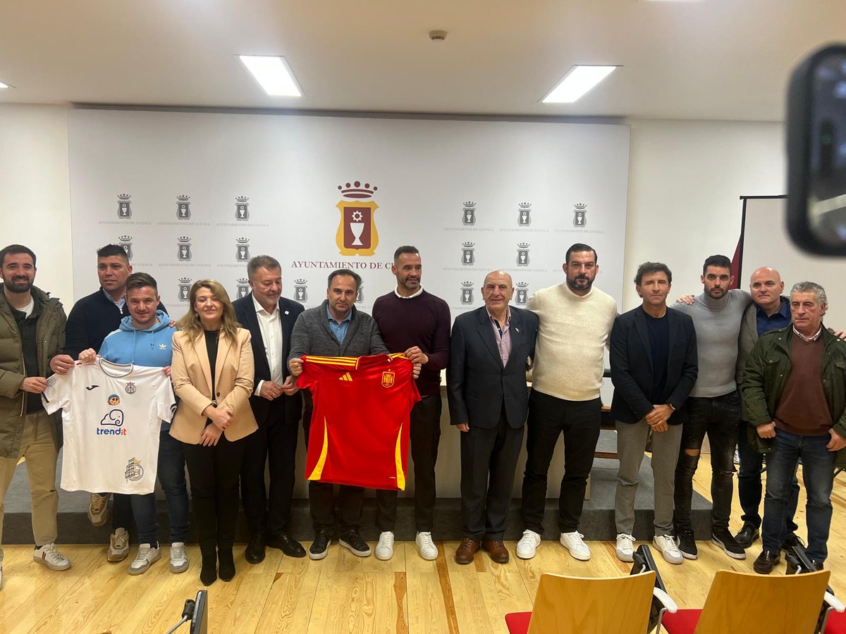 SERcuenca's tweet image. SER Deportivos Cuenca (01/12/2025)
🎙️@luisjagarmi 
➡️Presentación Partido Leyendas 
➡️@UBConquense análisis @DavidAngulo89 
➡️@cdquintanardrey en racha @jcmullor 
➡️@BMCdadEncantada mensaje de Lidio 

➡️Entrevista @jesushl90 

🔗cadenaser.com/audio/cadenase…