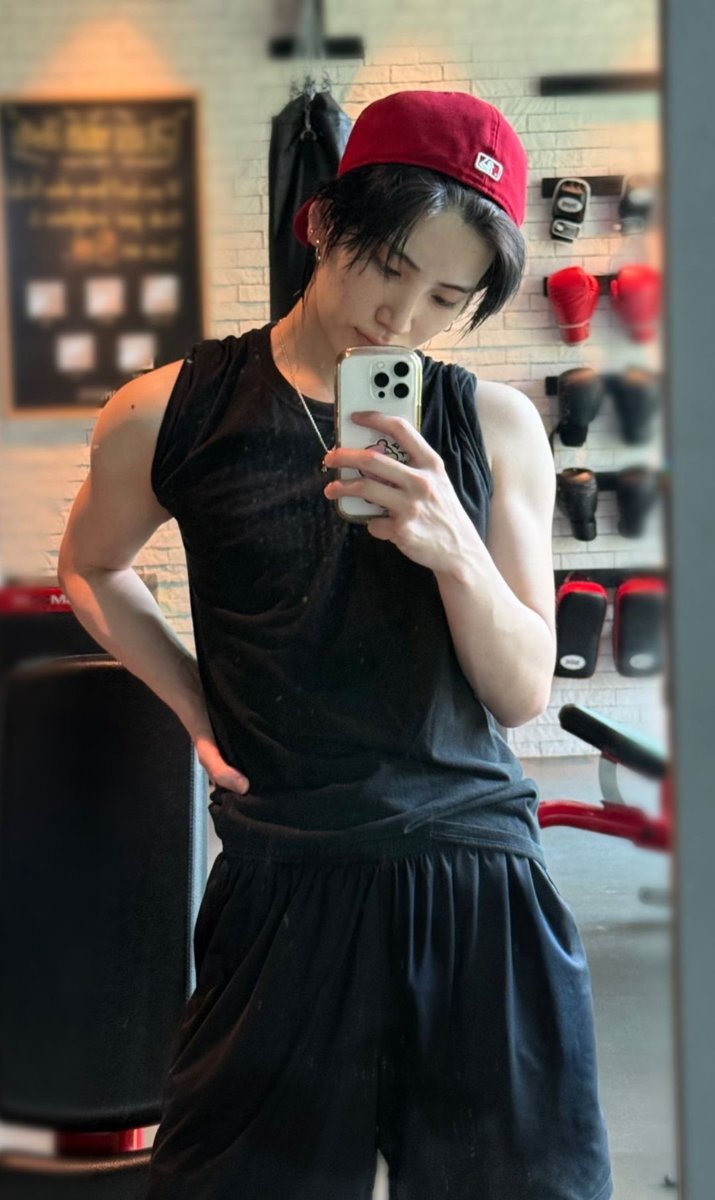 anonymousbread8's tweet image. it’s too cold for the gym but he would go so i’m going