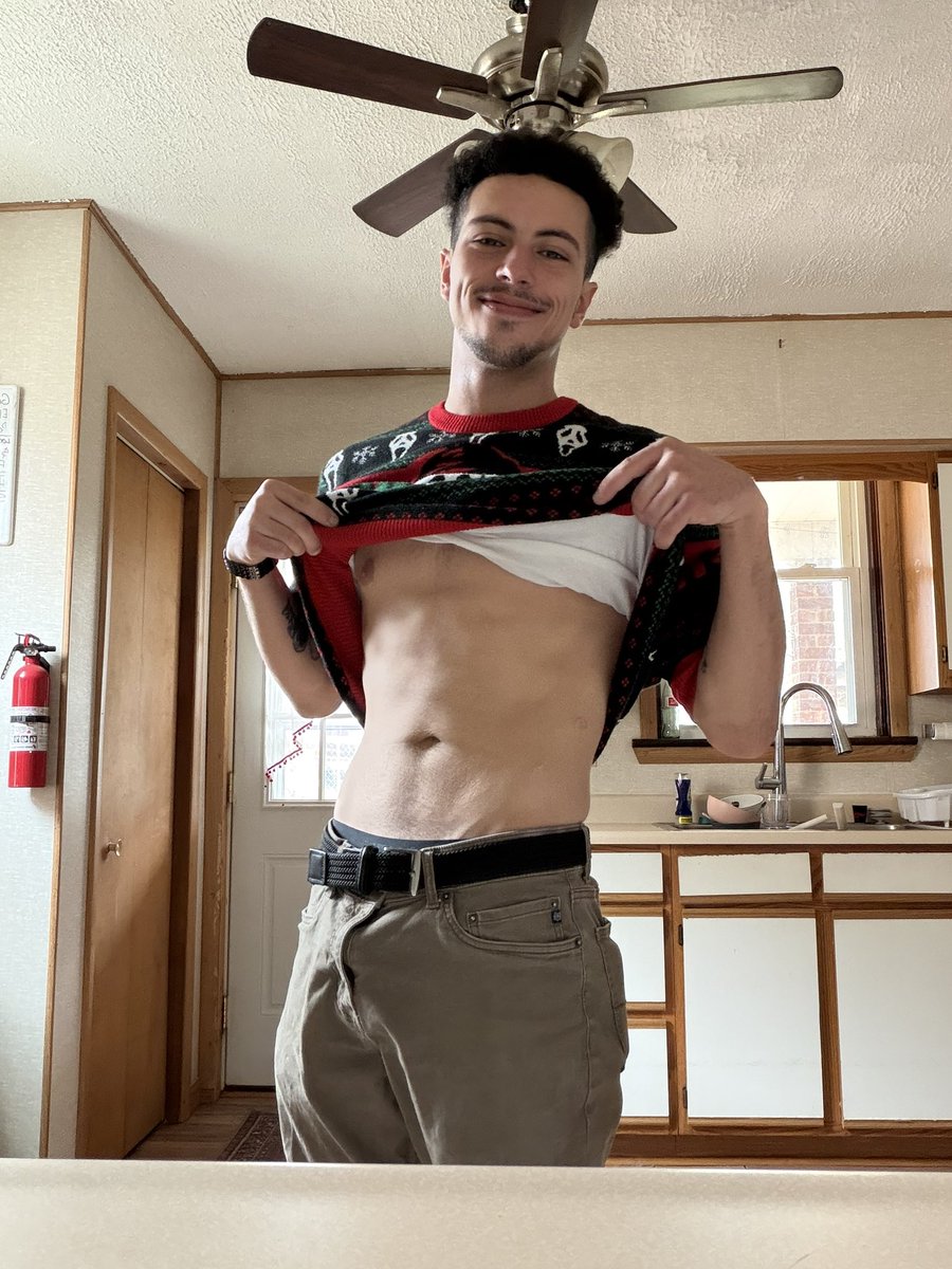 A big dick, handsome smile and a delicious body. What more could u ask for? That's my daddy <a href="/Master_Braiden/">Master Braiden</a> ready to wreck ur minds and pussy 😍