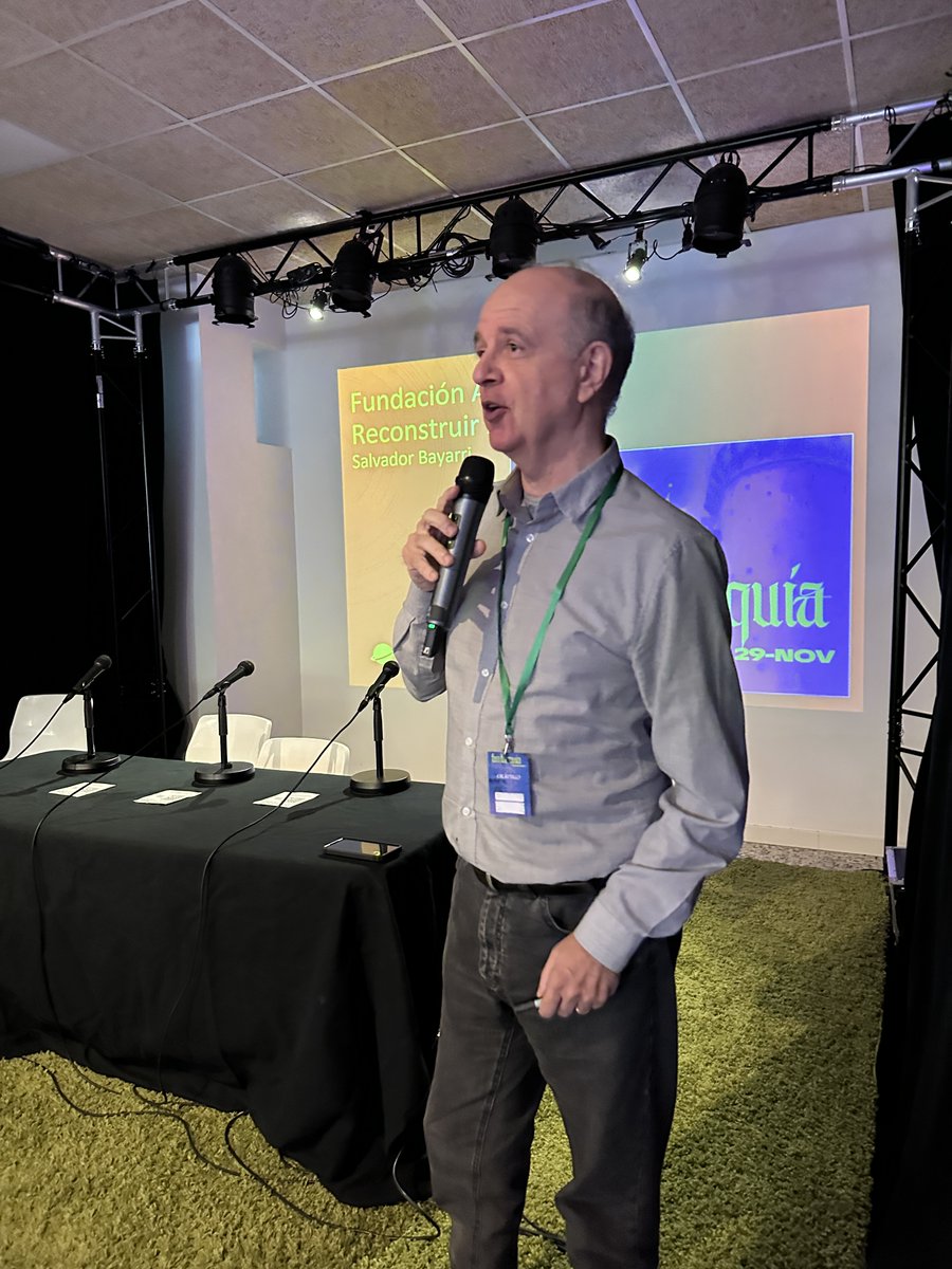 <a href="/aisa_mendoza/">Ana Mendoza</a> <a href="/FerranBrooks/">Ferran Brooks</a> Tras esta intervención saltó al escenario la <a href="/FundacionAsimov/">Fundación Asimov</a> de la mano del gran Salvador Bayarri, que se echó a las espaldas una ponencia sobre la reconstrucción de las utopías que dejó flipando a los huestes fantárquicas.