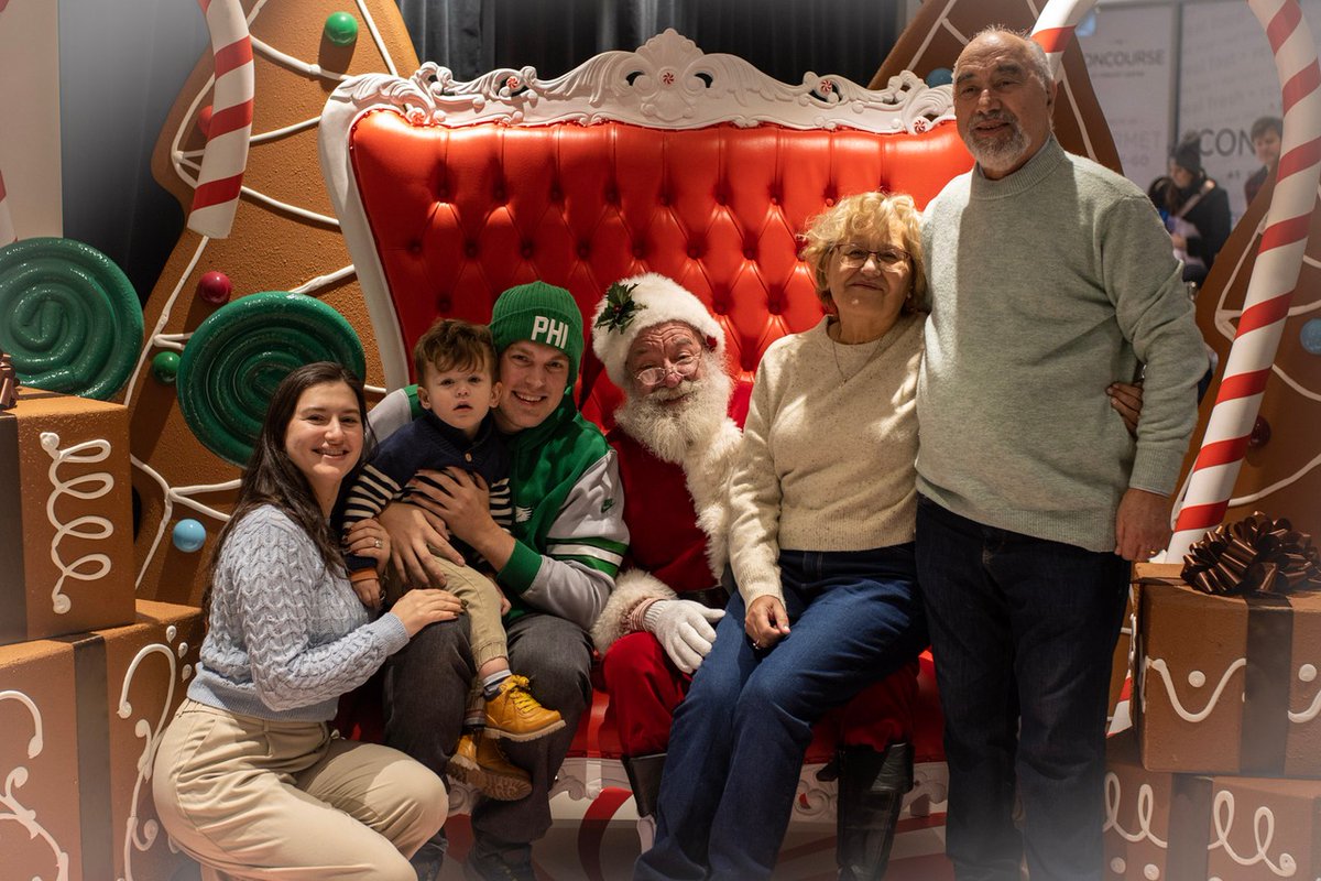 Philly Holiday Tree tweet media