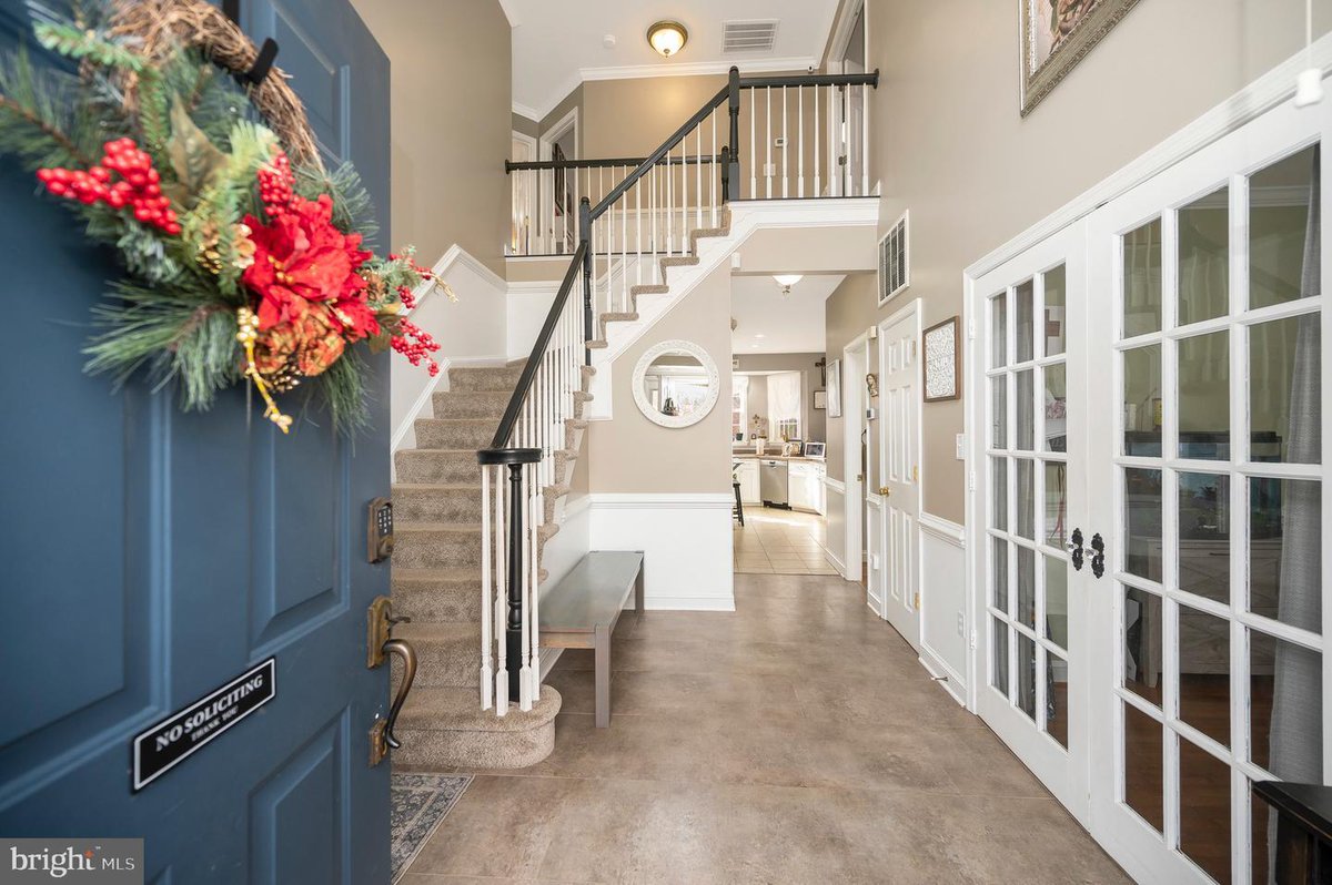 ✨#OnTheMarketMonday✨
8 Oak Crest Ct has the space + updates you’ve been looking for: 5 bd, 4ba, an open kitchen, multiple living areas, a screened-in deck, and a finished basement with extra bed/bath. Minutes to commuter routes and St. Claire Brooks Park
coldwellbankerelite.com/listing/VA/Fre…