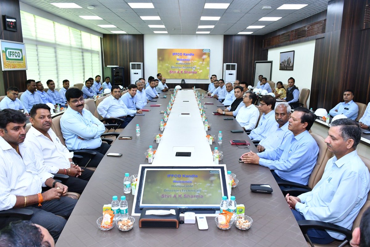 anirudhavik's tweet photo. Resp. Director Technical visited IFFCO Kandla plant.His visit included an engaging interaction followed by comprehensive site tour. He emphasized importance of continual improvement and encouraged innovative approaches to reduce costs.His insights have revitalized team’s spirit. https://t.co/WRQLmb4103