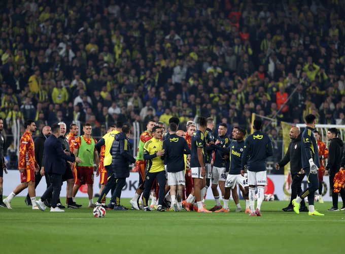 muhammedarktr's tweet photo. Galatasaray'dan Maç Analisti Serhat Doğan ve FB Stat Müdürü Ali Bozan, ısınma sırasındaki kargaşa sonrası ihraç edilen isimler oldu.

#GSvFB #FBvGS https://t.co/0CkjCAIJJN