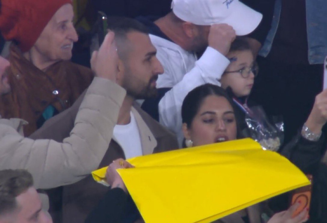 Kalbiyle aklı çelişti herhalde Kocaelispor’un oyuncusu Fenerbahçe tribünlerinde Fenerbahçe’yi destekliyor.