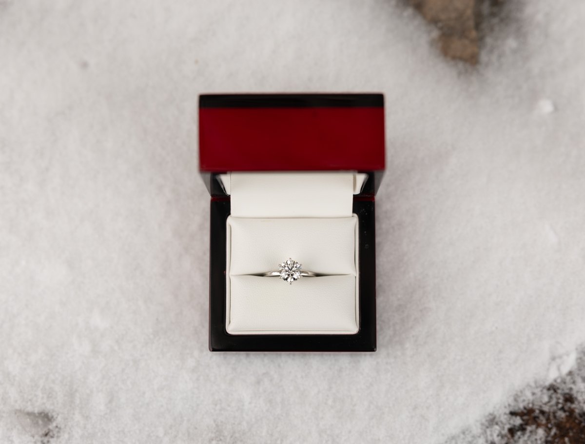 Whiteflash's tweet photo. In Wyoming’s winter wonderland, even the snow found some brilliance competition. ❄️✨
Our 1.87ct G VS2 A CUT ABOVE® Hearts and Arrows shines effortlessly in our signature cherry-red box —simply breathtaking. ❄️💍 Congratulations to our lovely couple! #snow https://t.co/wPkurInSMC