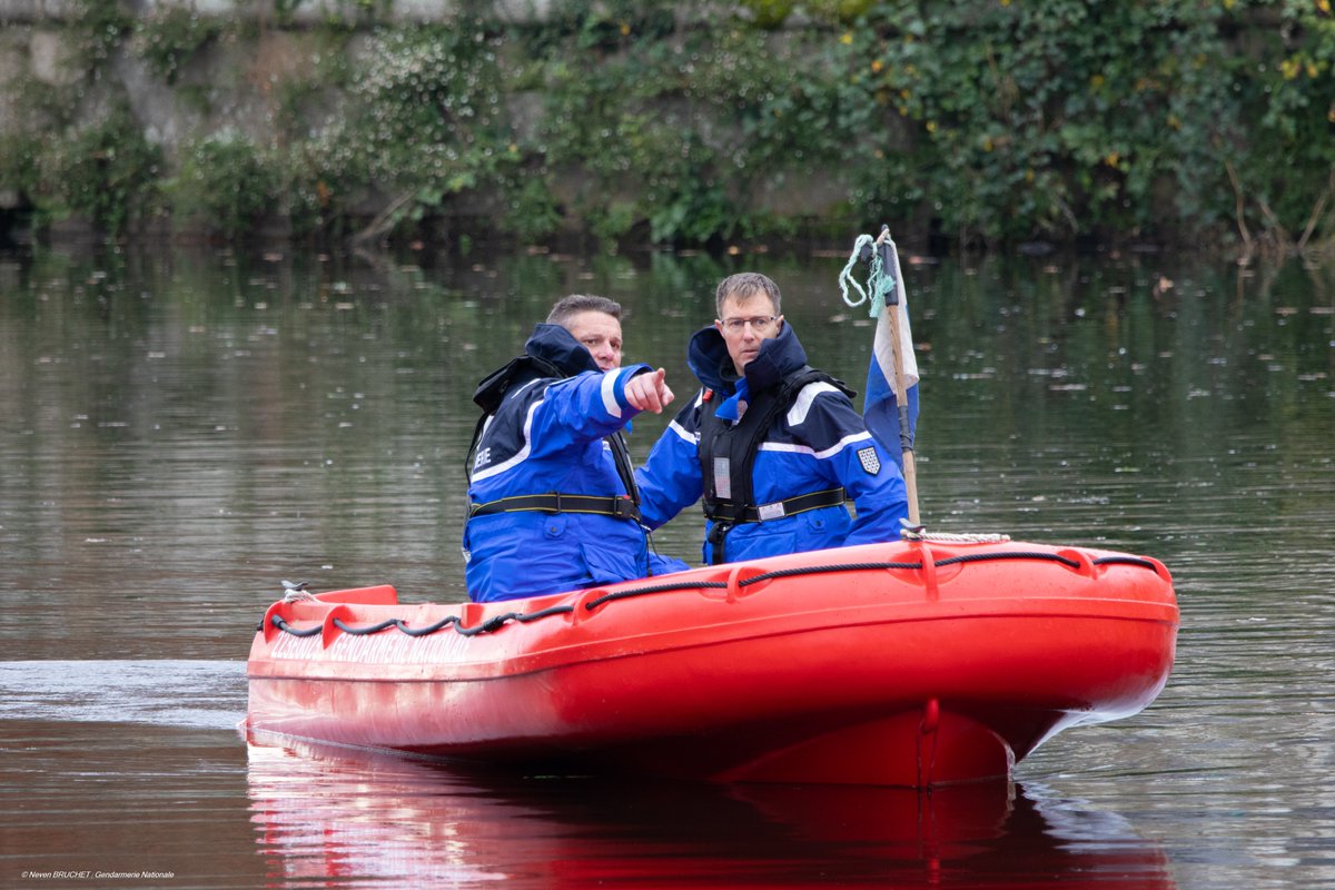 Gendarmerie_056's tweet photo. Du 17 au 23 novembre, les #gendarmes du #Morbihan ont mené l’opération #TerritoirePropre : plongeurs, brigade nautique et drones sous-marins mobilisés dans le Blavet, tandis que l’#EDCF a réalisé des #ContrôlesRoutiers de prévention auprès des professionnels. https://t.co/EB22LcjrmU
