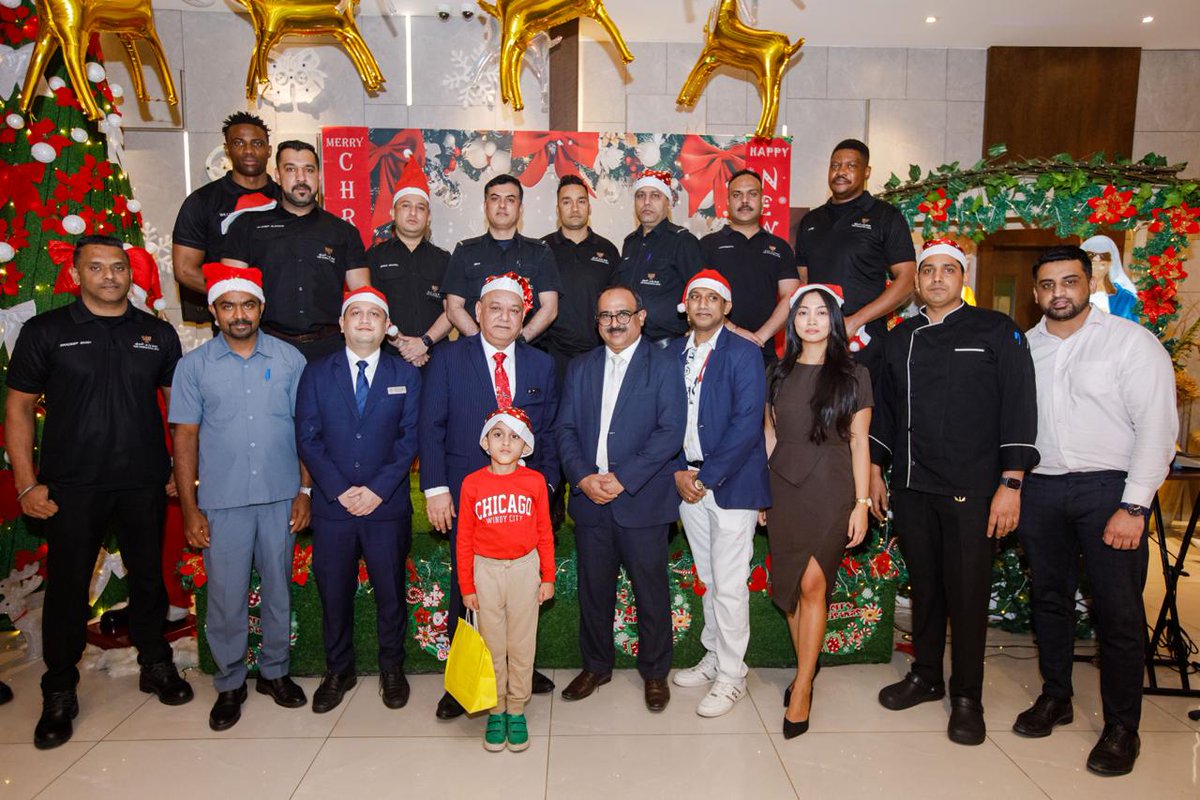 HotelPars's tweet photo. 🎄 Festive Glow at Pars International Hotel.

#ParsInternationalHotel #ChristmasLighting #Christmas2025 #FestiveSeason #CelebrateBahrain #BahrainTourism #BTEA #HolidayMoments #SeasonOfJoy #BahrainEvents #FestiveNights #celebrateinbahrain https://t.co/SPD4Yzkiai