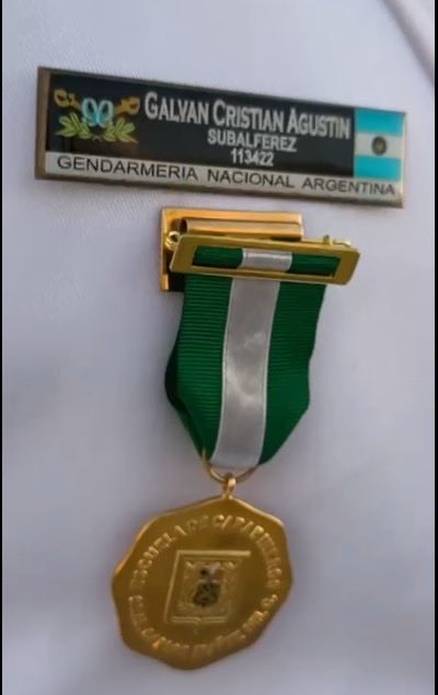#Argentina: El Agregado Policial, Coronel Claudio Donoso, participó en la ceremonia de egreso de la LXXXI Promoción de Oficiales de la Escuela de Gendarmería Nacional, haciendo entrega de la Condecoración “Escuela de Carabineros” al cadete que obtuvo el más alto promedio.
