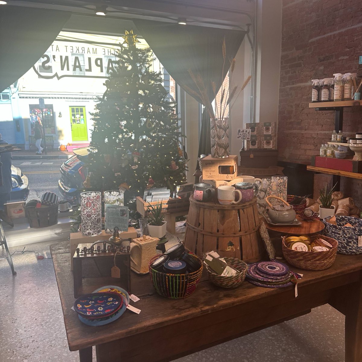 DHCD staff attended the grand opening for the Caplan Building in Ellicott City this past Saturday! 🛍️🏬 The restored Caplan Building serves as an incubator space for small businesses that do not have a brick and mortar facility and was made possible with a $300,000 DHCD grant.