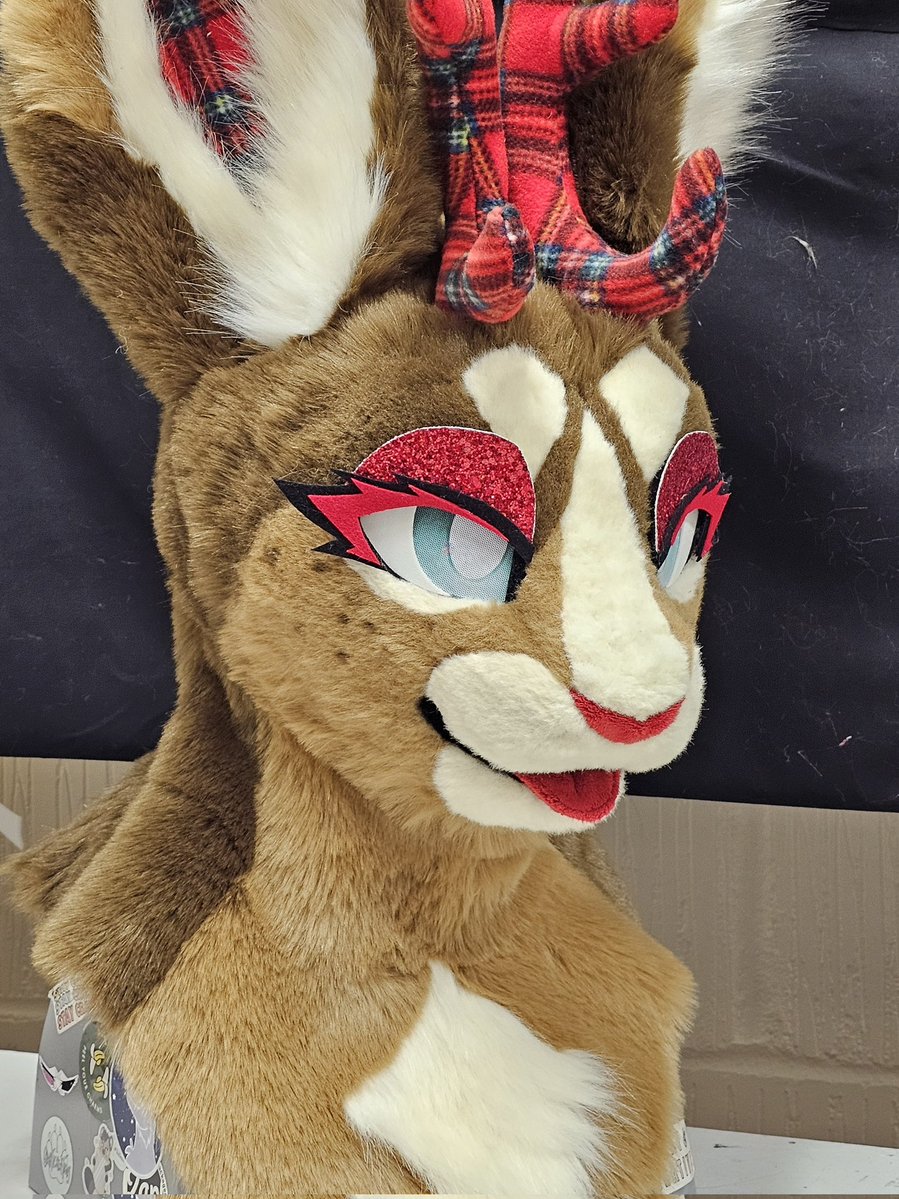 chaoticreation's tweet image. Finishing Winter Jackalope&apos;s head on December 1st just feels so right 😌♥️✨