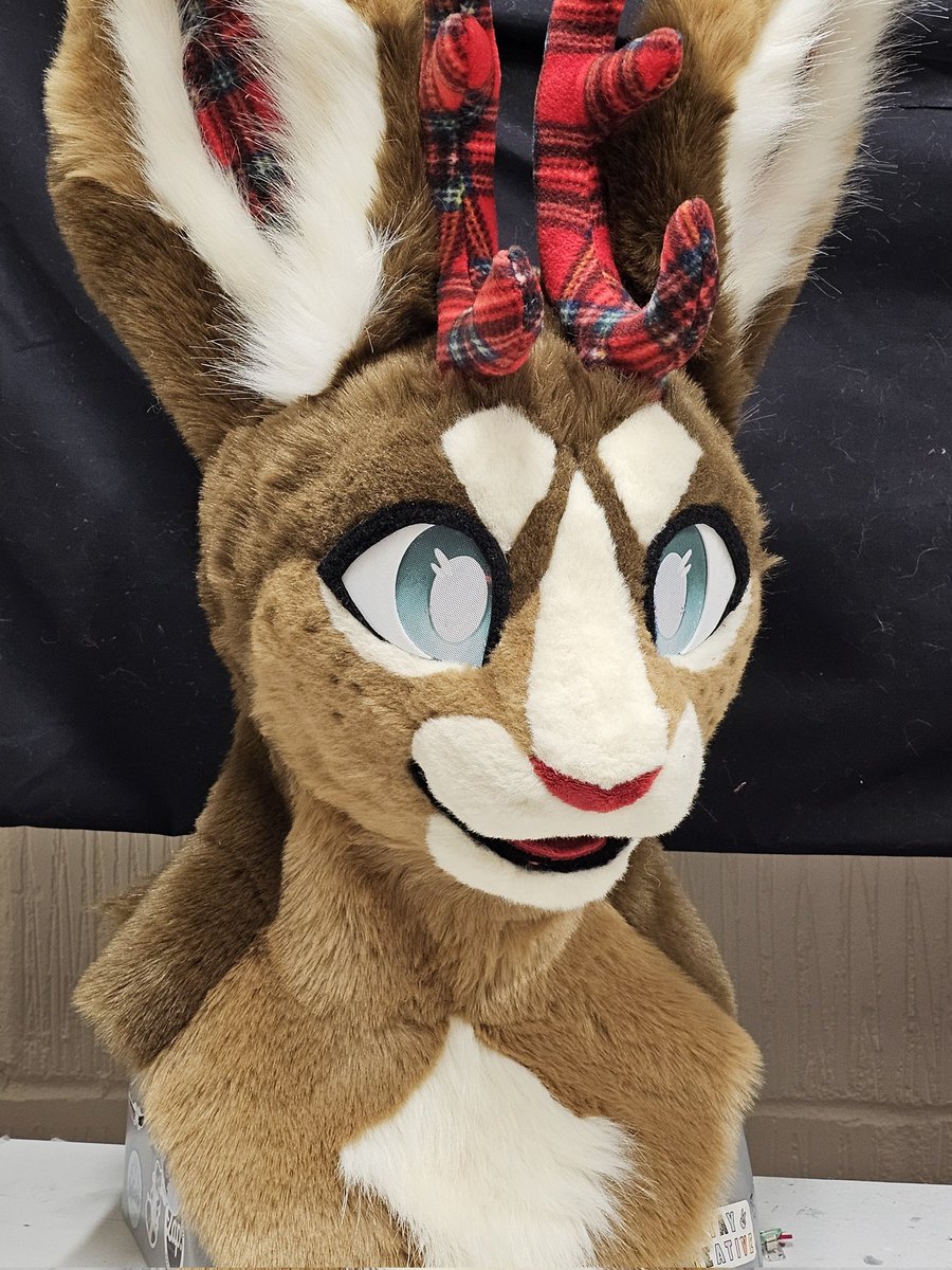 chaoticreation's tweet image. Finishing Winter Jackalope&apos;s head on December 1st just feels so right 😌♥️✨