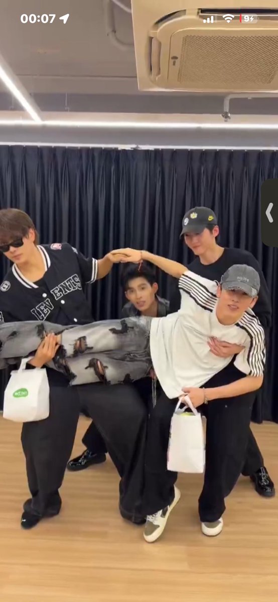 ฉันโดนอุ้มทุกทีเลย! เพราะว่าฉันตัวจิ๋วที่สุด! หงึ

#JASPER_Touch
#JASPER
#JoongArchen #aou_tnbknr 
#santapp #ppnaravit