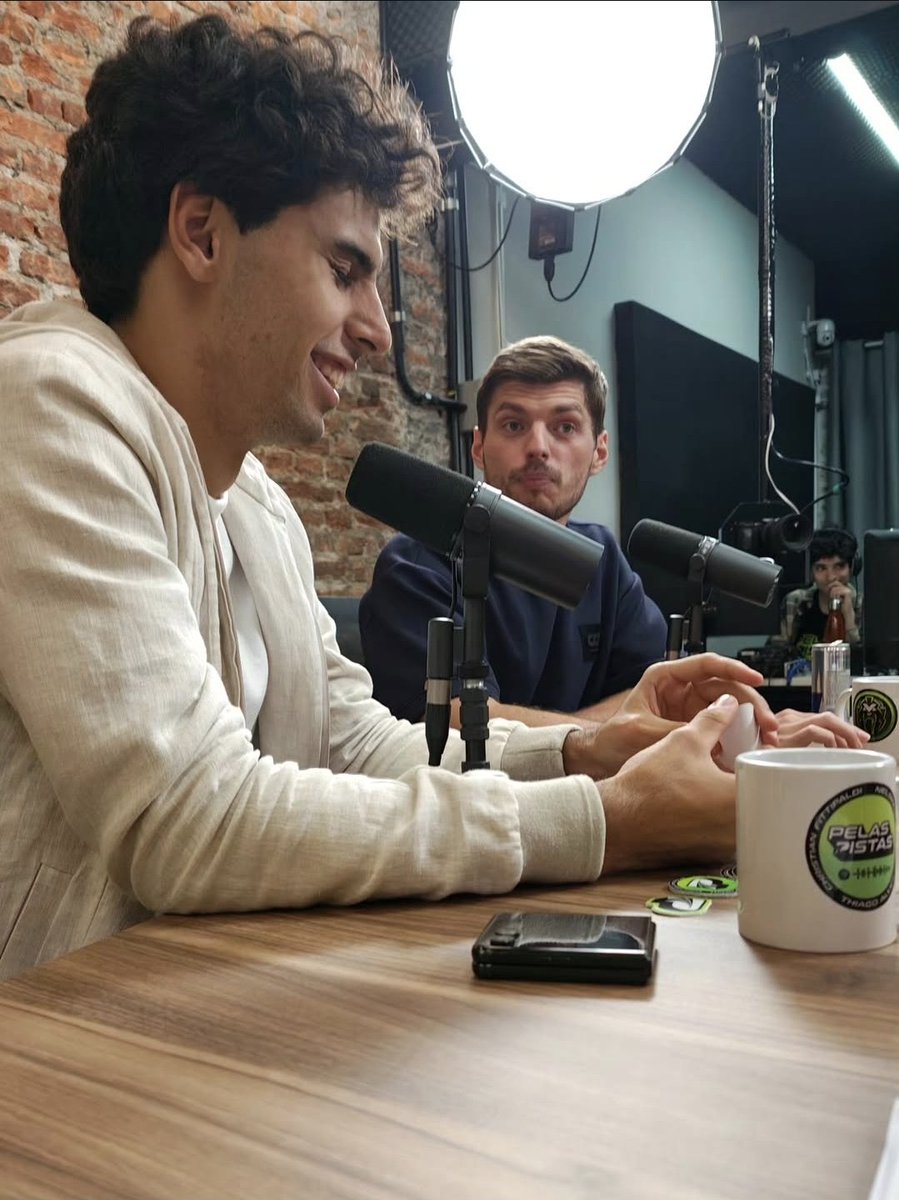 ALERTA FOTO INÉDITA 🤭

Foto nova de Bortoleto com Max Verstappen durante as gravações do  "Pelas Pistas Podcast".

©thiagoalvescar via Instagram