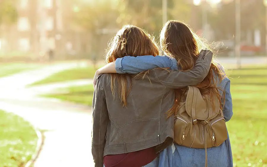 Dost; gördüğümüzde mutlu olduğumuz, görmediğimizde özlediğimiz, varlığında  kederlerimizi unuttuğumuz, yokluğunda gözlerimizde yaş, kalbimizde hüzün duyduğumuz; bizi dinleyen, bizi  anlayan, derdimizle dertlenen, iyi günde ve kötü günde yanımızda olan kişidir.