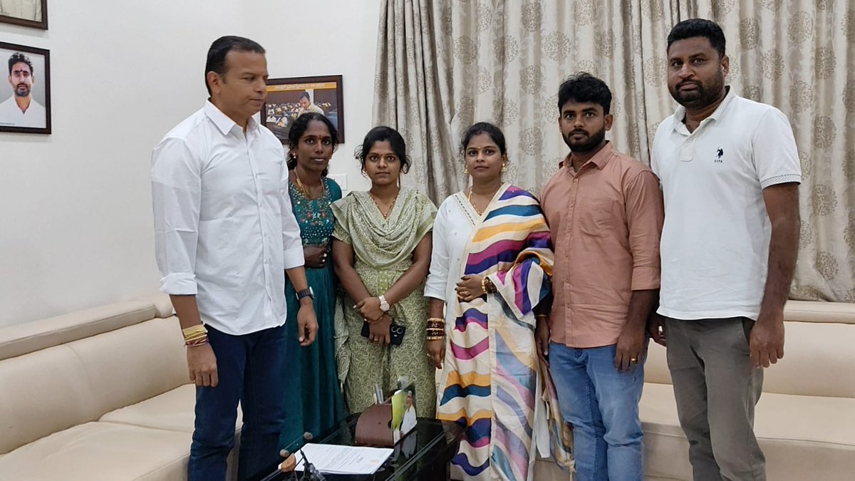 GaliBhanuTDP's tweet image. ఈరోజు నగరి నియోజకవర్గం నుండి వచ్చిన ప్రజలు, కార్యకర్తలు, నాయకును కలిసి వారి నుండి విజ్ఞప్తులు స్వీకరించి, సమస్యల పరిష్కారానికి చర్యలు చేపట్టాలని సంబంధిత అధికారులను ఆదేశించిన నగరి ఎమ్మెల్యే గాలి భాను ప్రకాష్ గారు

#AdminPost
#GaliBhanuPrakash
#GaliBhanuForNagari