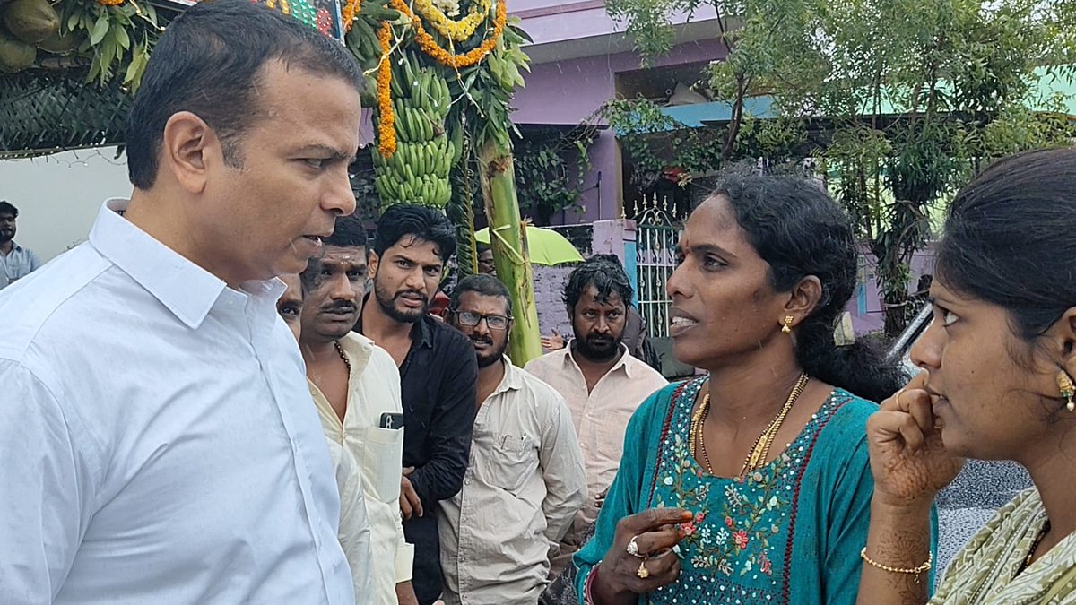 GaliBhanuTDP's tweet image. ఈరోజు నగరి నియోజకవర్గం నుండి వచ్చిన ప్రజలు, కార్యకర్తలు, నాయకును కలిసి వారి నుండి విజ్ఞప్తులు స్వీకరించి, సమస్యల పరిష్కారానికి చర్యలు చేపట్టాలని సంబంధిత అధికారులను ఆదేశించిన నగరి ఎమ్మెల్యే గాలి భాను ప్రకాష్ గారు

#AdminPost
#GaliBhanuPrakash
#GaliBhanuForNagari